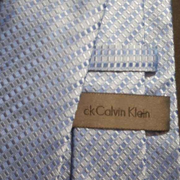 ck Calvin Klein 100% Silk Blue Tie - Striped - Dress in Style with Designer Tie - Picture 3 of 4